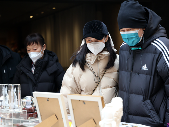 蔣勤勤夫婦瀏覽大足文創(chuàng)產(chǎn)品。大足區(qū)委宣傳部供圖 華龍網(wǎng)發(fā)