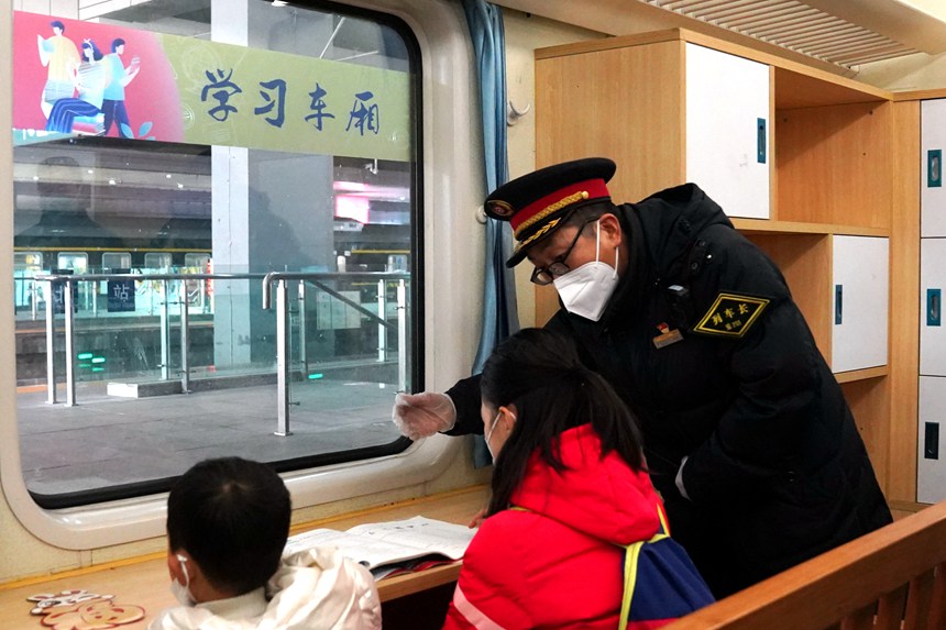 在5609次列車上，列車長王友為乘車的小學(xué)生講解車內(nèi)服務(wù)設(shè)備。羅希雅攝