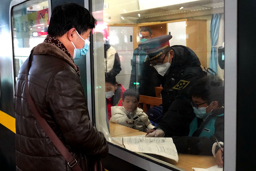 5609次列車外，一旅客觀看“學(xué)習(xí)車廂”。羅希雅攝