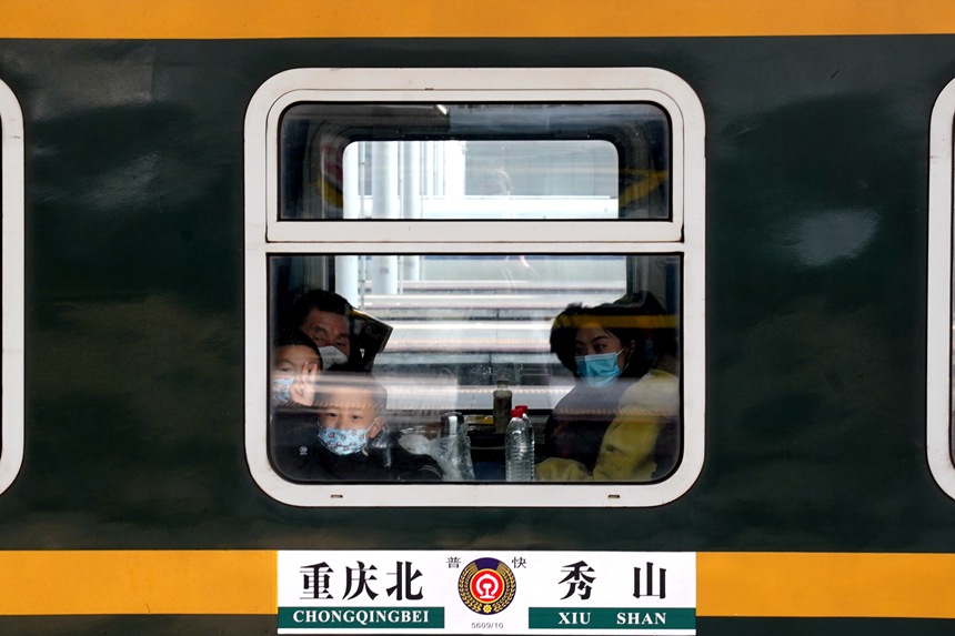 5609次列車滿載旅客。羅希雅攝