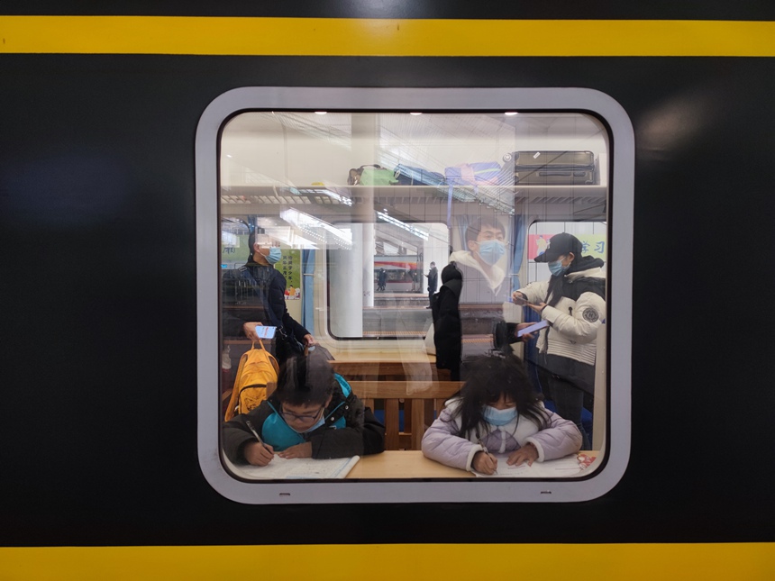 學(xué)生在使用“學(xué)習(xí)車廂”。羅希雅攝