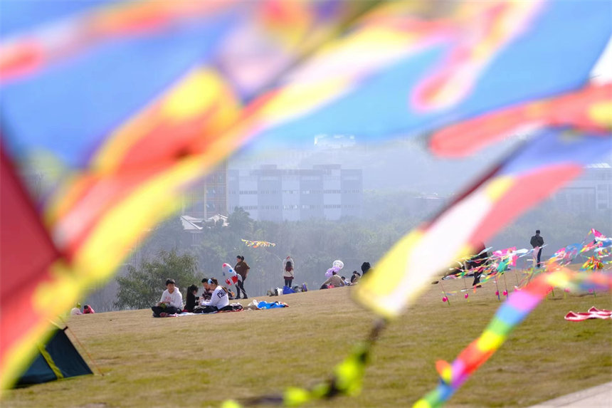 不少市民帶著孩子來(lái)到公園踏青、放風(fēng)箏，享受愜意春光。郭旭攝