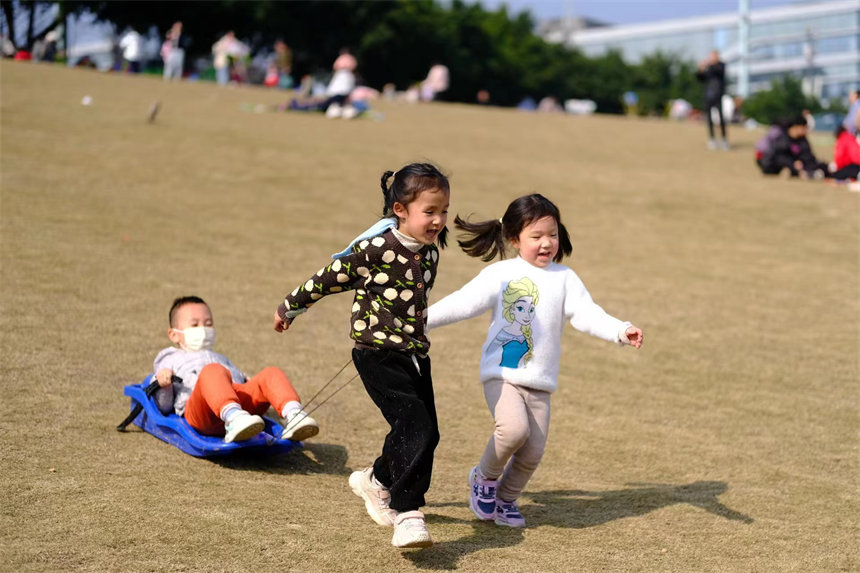 1月30日，重慶主城區(qū)天氣晴好，小朋友在南岸區(qū)茶園戶外草坪嬉戲玩耍。郭旭攝