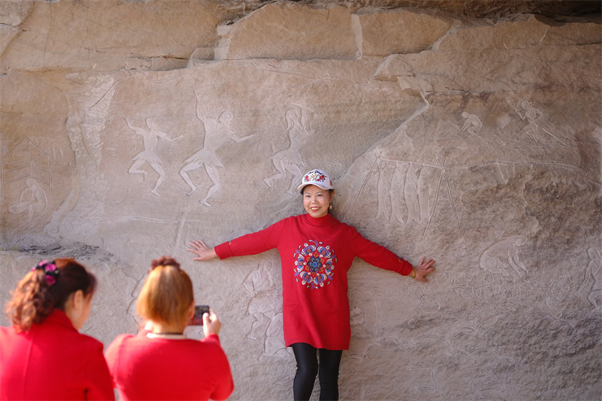 市民在大魚海棠公園拍照留影，享受愜意春光。郭旭攝