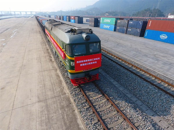 兔年首班西部陸海新通道江津班列泰國(guó)進(jìn)口紙漿專列順利抵達(dá)小南埡鐵路物流中心。江津區(qū)委宣傳部供圖
