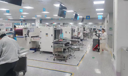                                           重慶：節(jié)后趕訂單 企業(yè)生產(chǎn)忙                            陳琦 劉敏 2023年01月31日                             1月31日，長(zhǎng)安汽車兩江工廠焊接區(qū)域，火花四濺，機(jī)器人正在完成車廂焊接工作，車間內(nèi)呈現(xiàn)出加足馬力趕生產(chǎn)的火熱場(chǎng)景。春節(jié)假期后，重慶兩江新區(qū)轄區(qū)近600家企業(yè)，近15萬人復(fù)工復(fù)產(chǎn)，轄區(qū)內(nèi)的長(zhǎng)安汽車、賽力斯汽車、三一重機(jī)等重點(diǎn)企業(yè)鼓足干勁抓生產(chǎn)，全力以赴趕訂單。                【詳細(xì)】                           