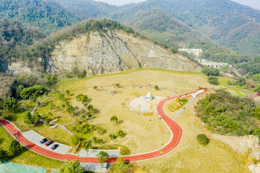礦山公園中的休閑步道。曹鳴鷗攝