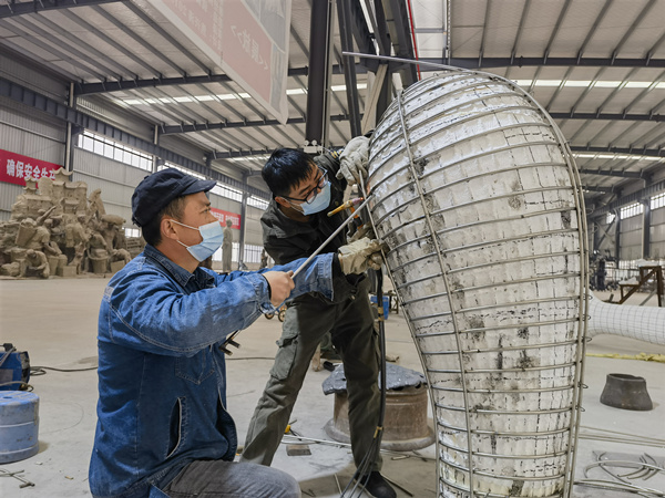 工人正在認(rèn)真作業(yè)中。大足區(qū)委宣傳部供圖