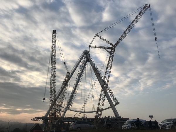 正在建設(shè)中的巨型摩天輪。陳曉君攝