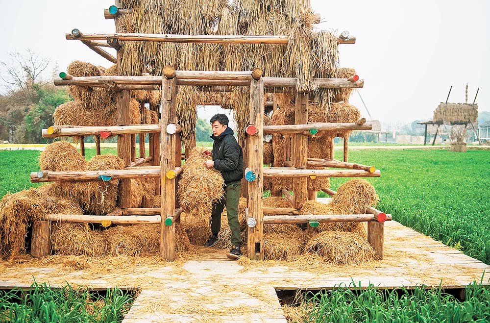2月2日，璧山區(qū)七塘鎮(zhèn)蓮花穴，駐村藝術(shù)家朱雨誠(chéng)正在維護(hù)大地美術(shù)館的藝術(shù)裝置。記者 崔力 攝/視覺重慶