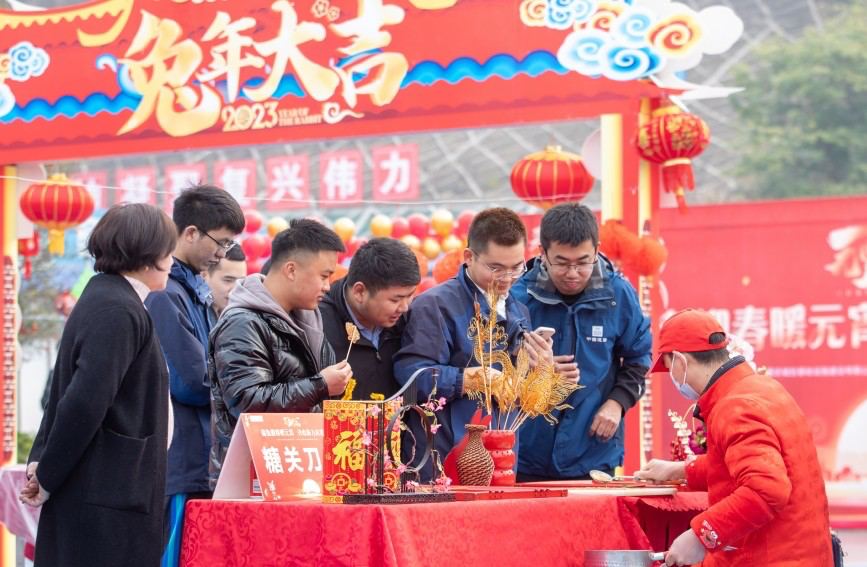 糖畫(huà)活動(dòng)。重慶城投建設(shè)公司供圖