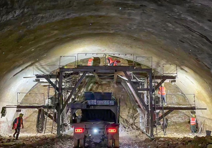 陶家隧道項目正在進行掌子面（開挖坑道時不斷向前推進的工作面）鉆孔作業(yè)。 ???重慶城投建設(shè)公司供圖