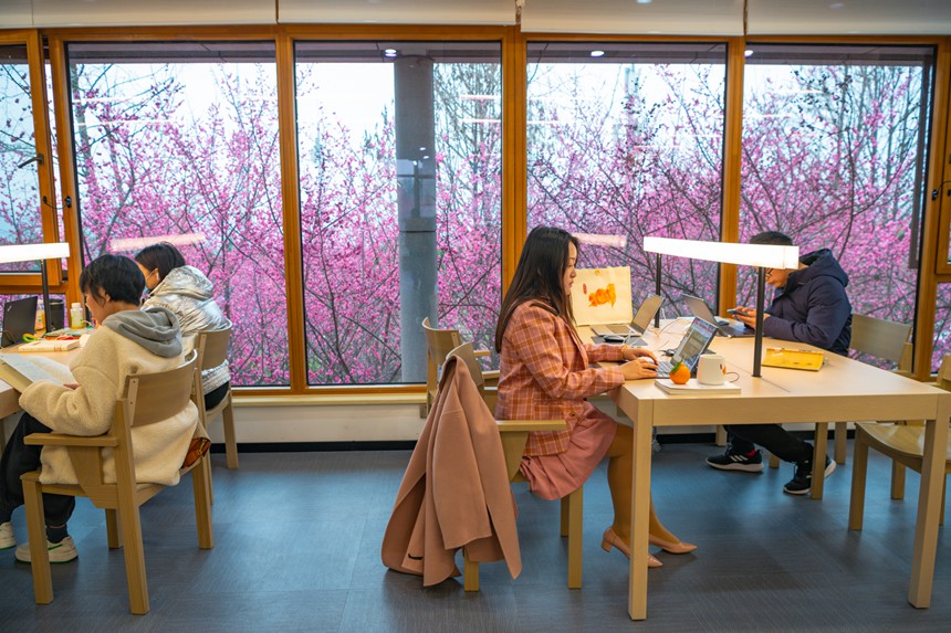 2月16日，市民在江北區(qū)圖書館鴻恩寺館內(nèi)看書。鄒樂攝