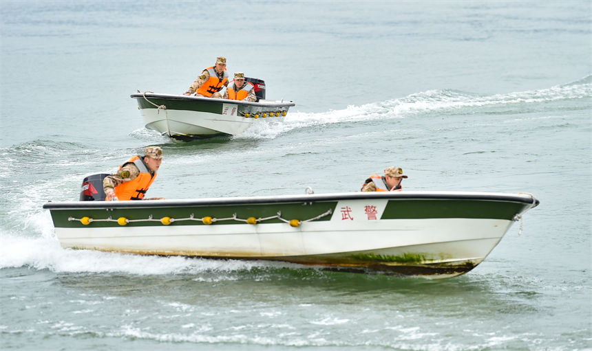 2月16日，武警重慶總隊船艇支隊組織水上實戰(zhàn)化演練，官兵們乘坐沖鋒舟快速出擊。唐志勇攝