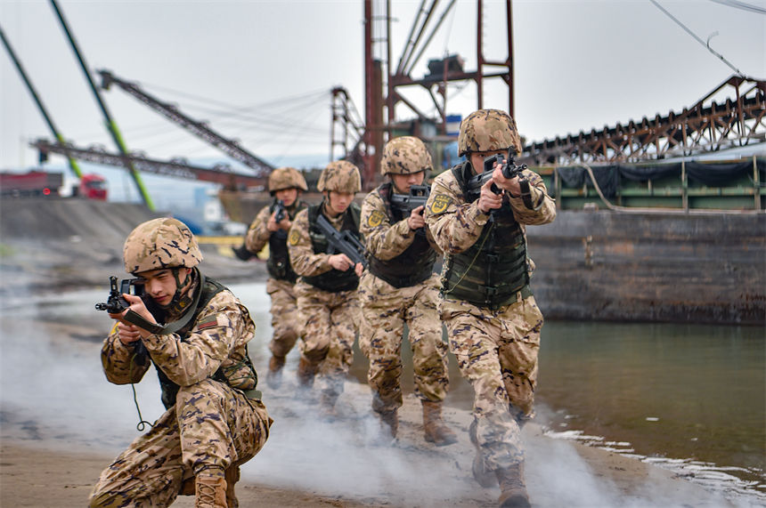 武警重慶總隊船艇支隊組織水上實戰(zhàn)化演練，特戰(zhàn)隊員搶灘登陸對“暴恐分子”進行追捕。唐志勇攝