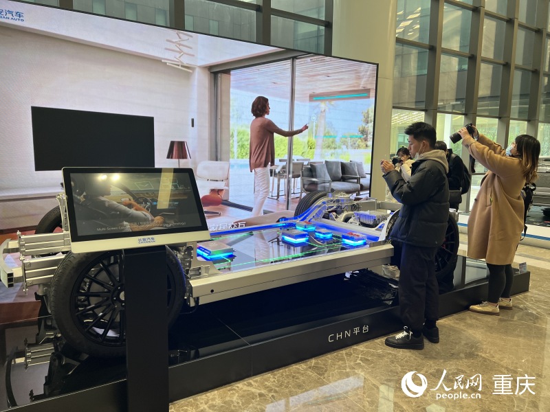 采訪團(tuán)參觀長(zhǎng)安汽車全球研發(fā)中心。人民網(wǎng) 胡虹攝