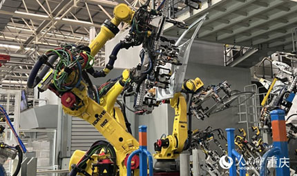                                           重慶加速構(gòu)建世界級(jí)智能網(wǎng)聯(lián)新能源汽車產(chǎn)業(yè)集群                            胡虹 焦磊 2023年02月19日                             新能源汽車的應(yīng)用不再局限于交通工具，它不僅能成為我們的智慧伙伴，為我們提供周到貼心的服務(wù)，還將成為智能移動(dòng)空間，為我們創(chuàng)造新的價(jià)值。眼下，汽車行業(yè)正發(fā)生深刻變革，智能網(wǎng)聯(lián)新能源汽車成為大勢(shì)所趨。重慶作為全國重要的汽車生產(chǎn)基地，正在加速構(gòu)建世界級(jí)的智能網(wǎng)聯(lián)新能源汽車產(chǎn)業(yè)集群。                【詳細(xì)】                           