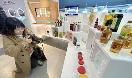                                           重慶涪陵：“千億”新材料產(chǎn)業(yè)跑出“加速度”                            胡虹 焦磊 2023年02月20日                            新材料能做什么？你手里拿著的塑料瓶，你身上穿著的有彈力的運(yùn)動(dòng)裝，還有你駕駛的新能源汽車的電池外殼都是新材料的成品。如今，利用新材料制作的成品已經(jīng)和我們的生活密不可分，而“涪陵造”的新材料更是運(yùn)用到全國眾多高新技術(shù)產(chǎn)品。                【詳細(xì)】                           