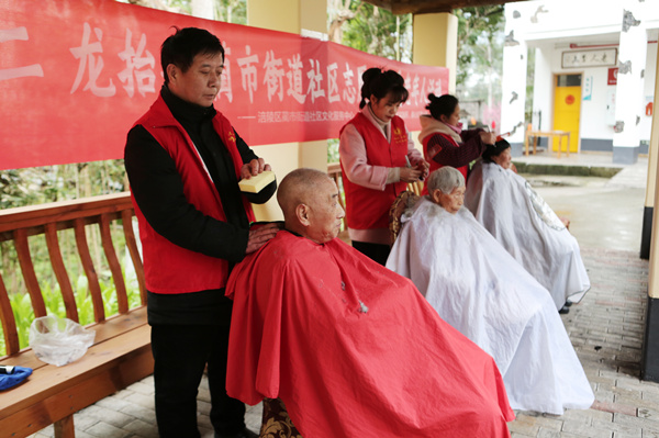 志愿者免費(fèi)為老人理發(fā)。美心紅酒小鎮(zhèn)景區(qū)供圖