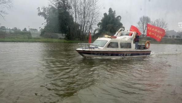                                           共筑長江上游生態(tài)屏障?川渝“攜手”共建瓊江幸福河                            焦磊 胡虹 2023年02月23日                            日前，“走進(jìn)區(qū)域看發(fā)展 川渝奮楫譜新篇”網(wǎng)上主題宣傳活動(dòng)采訪團(tuán)來到重慶市潼南區(qū)崇龕鎮(zhèn)，與川渝河長制川渝聯(lián)合河長辦的工作人員一起巡查瓊江。蒙蒙細(xì)雨中，采訪團(tuán)乘船穿梭在瓊江之上，兩岸點(diǎn)綴著成片的油菜花田，隨風(fēng)吹來陣陣清香。                【詳細(xì)】                           