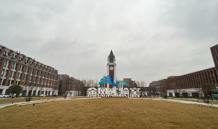                                           點(diǎn)燃“科創(chuàng)引擎” 西部（重慶）科學(xué)城加快打造高能級(jí)創(chuàng)新平臺(tái)                            胡虹 焦磊 2023年02月22日                             鳳棲湖畔，科學(xué)城央。這里坐落著重慶實(shí)驗(yàn)室的“新樣板”、國家實(shí)驗(yàn)室的“生力軍”，舉全市之力高標(biāo)準(zhǔn)、高起點(diǎn)打造的金鳳實(shí)驗(yàn)室。金鳳實(shí)驗(yàn)室占地面積128畝，5棟樓呈U型布局，總建筑面積13.5萬平方米。樓宇之間的空中連廊將彼此串聯(lián)在一起，形成一個(gè)整體，成為西部（重慶）科學(xué)城的新地標(biāo)。                【詳細(xì)】                           