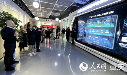                                           重慶九龍坡：數(shù)字賦能 傳統(tǒng)制造業(yè)加快轉(zhuǎn)型升級(jí)                            胡虹 焦磊 2023年02月22日                             2月21日，“走進(jìn)區(qū)域看發(fā)展·川渝奮楫譜新篇”網(wǎng)上主題宣傳采訪團(tuán)走進(jìn)中西部首個(gè)國家級(jí)跨行業(yè)跨領(lǐng)域工業(yè)互聯(lián)網(wǎng)平臺(tái)——重慶忽米網(wǎng)絡(luò)科技有限公司（以下簡稱忽米科技），感受數(shù)字賦能工業(yè)，給傳統(tǒng)制造業(yè)帶來的巨大改變。                【詳細(xì)】                           