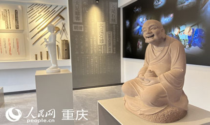                                          重慶大足：讓石刻“說話” 讓雕客“生根”                            胡虹 焦磊 2023年02月23日                              大足石刻位于重慶市大足區(qū)境內(nèi)，是唐、五代、宋時(shí)所鑿造，明、清兩代亦續(xù)有開鑿。現(xiàn)為世界文化遺產(chǎn)，世界八大石窟之一。在大足石刻1300余年傳承過程中，形成了獨(dú)具地方特色的石雕技藝，孕育了一大批優(yōu)秀的雕刻工匠，“雕刻經(jīng)濟(jì)”歷經(jīng)千年而不衰。大足石雕匠人群體被業(yè)界稱為“大足雕客”。                【詳細(xì)】                           