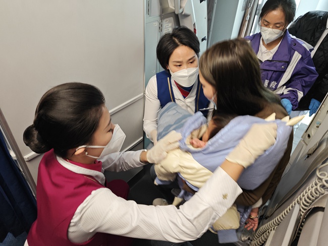 空乘人員對(duì)患病女童進(jìn)行救護(hù)。重慶航空供圖