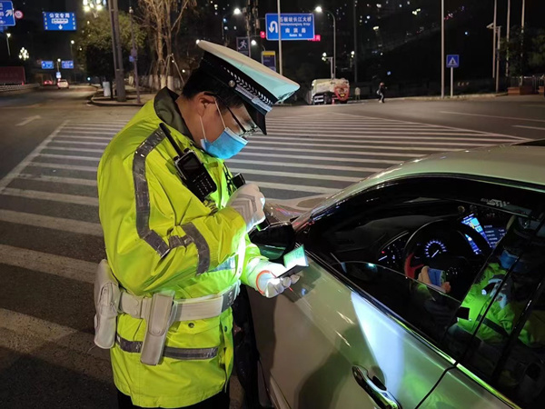 警方在街頭巡查。南岸區(qū)公安分局供圖