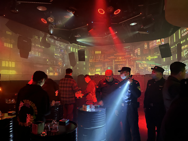 警方在酒吧巡查。江北區(qū)公安分局供圖