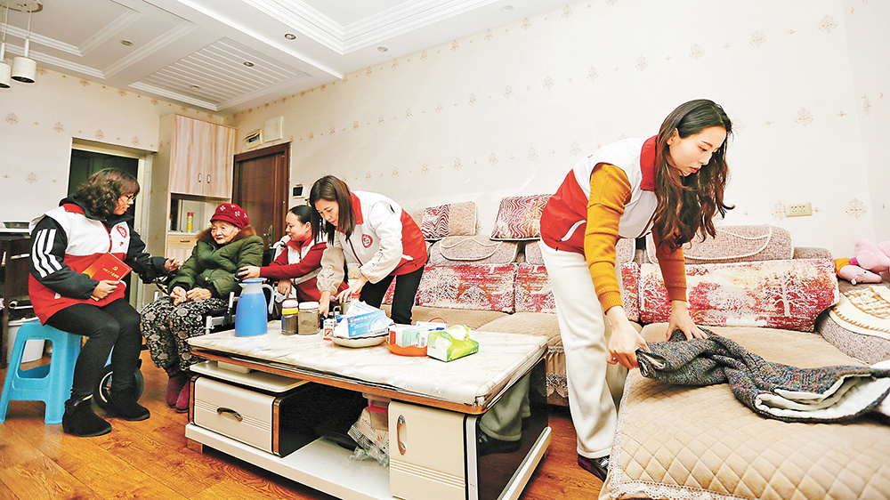 三月一日，萬(wàn)盛經(jīng)開(kāi)區(qū)北一社區(qū)，社區(qū)“紅色管家”走進(jìn)空巢老人家中提供志愿服務(wù)，與老人拉家常。通訊員 王瀘州 攝\視覺(jué)重慶