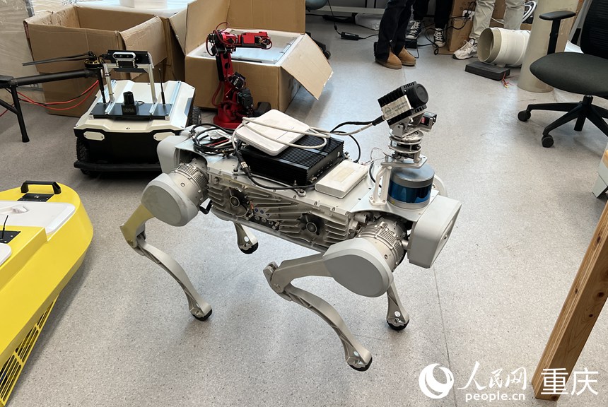 智能巡檢仿生機(jī)器狗。人民網(wǎng) 胡虹攝