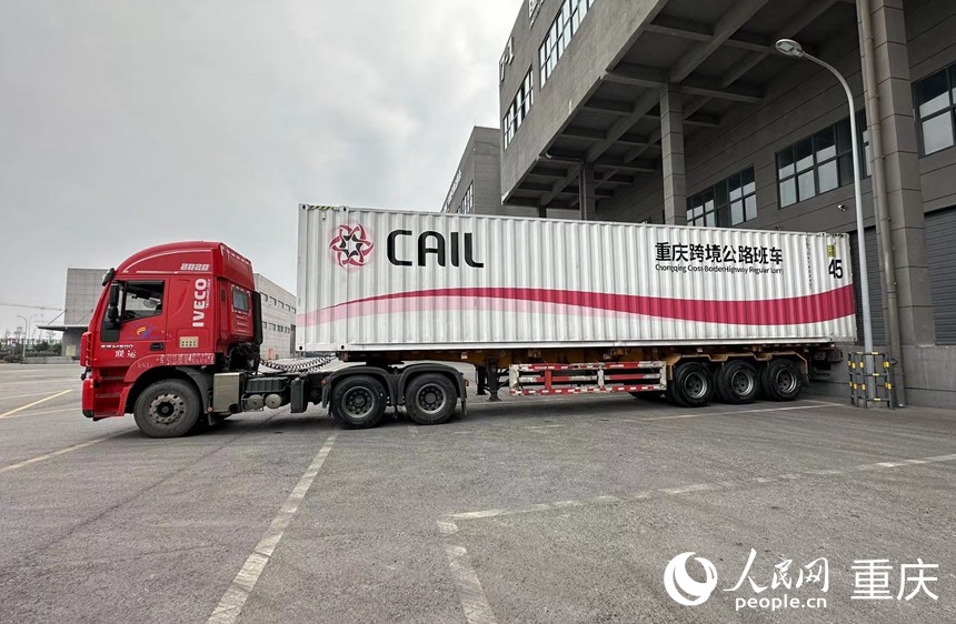 一輛跨境公路班車正在等待裝貨駛出。人民網(wǎng) 焦磊攝