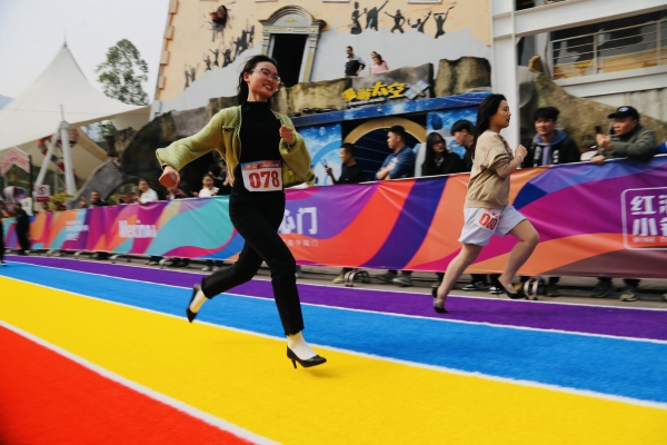 高跟鞋彩色跑現(xiàn)場。景區(qū)供圖