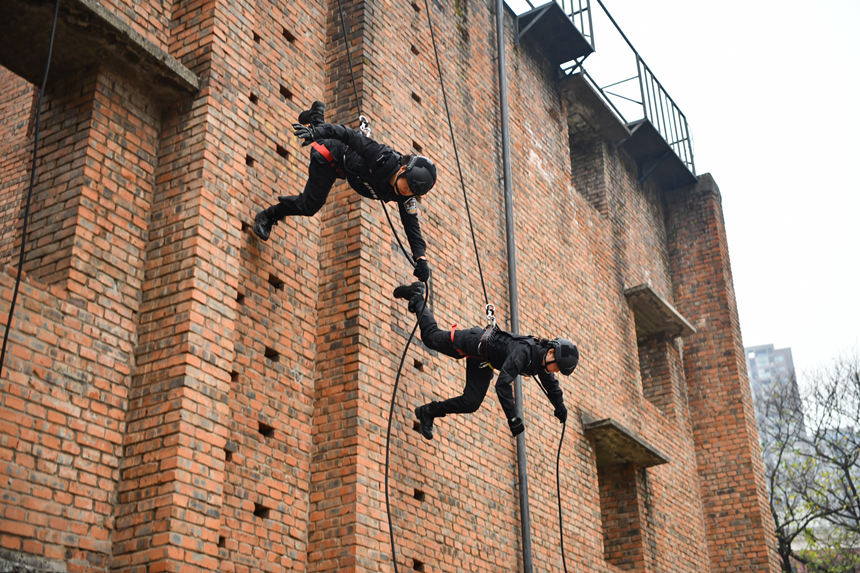 3月6日，高空索降訓(xùn)練中的重慶女特警。鄒樂(lè)攝
