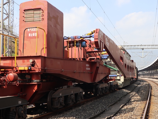 圖為 “白鶴灘”水電工程配套特高壓超限變壓器運(yùn)輸最后一趟專列。