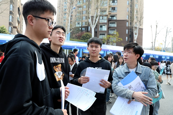 老師現(xiàn)場就業(yè)指導。葉澤陽攝