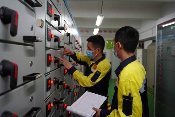 機電專家在配電機房巡檢。重慶萬科供圖