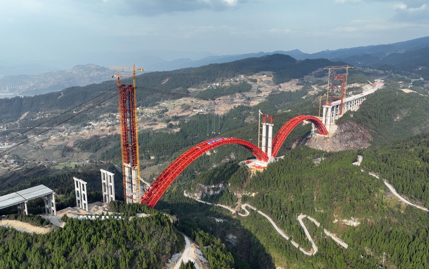 渝湘復(fù)線高速公路雙堡特大橋主拱合龍。渝湘復(fù)線高速有限公司供圖