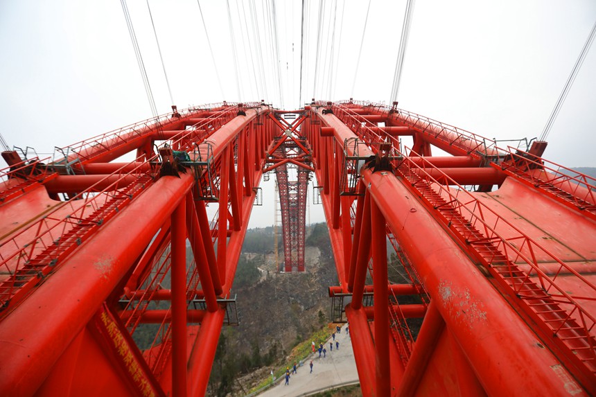 渝湘復(fù)線高速公路雙堡特大橋主拱合龍。渝湘復(fù)線高速有限公司供圖