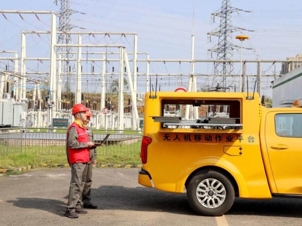 四臺無人機一鍵起飛開展線路智能巡檢。朱芳攝