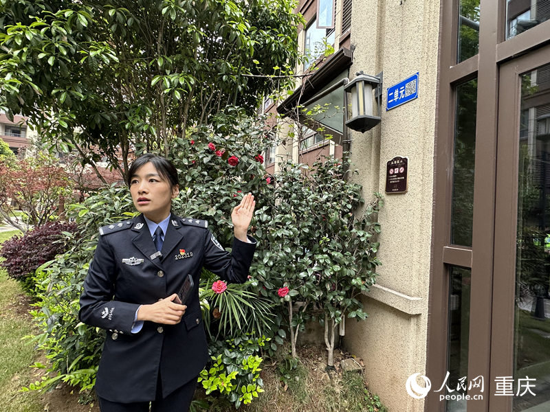 民警薛丹丹介紹“智慧門牌一碼通”功能。人民網(wǎng) 劉政寧攝