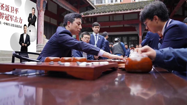 古力與重慶青少年棋手過招。重慶一中供圖