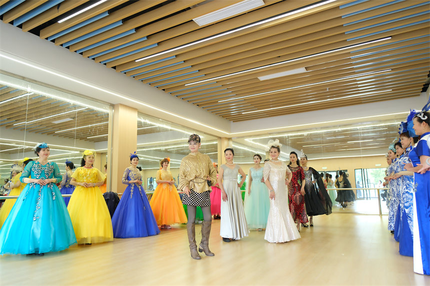 南岸區(qū)老年大學(xué)銅元局街道分校，時(shí)裝表演班學(xué)員在老師的指導(dǎo)下進(jìn)行基本功訓(xùn)練。郭旭攝