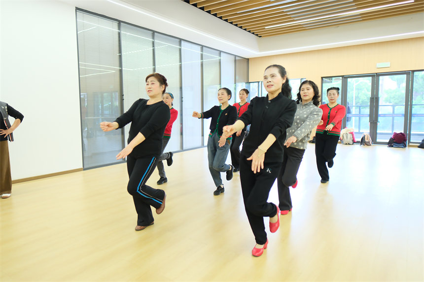 南岸區(qū)老年大學(xué)銅元局分校，舞蹈班老人學(xué)習(xí)民族舞。郭旭攝