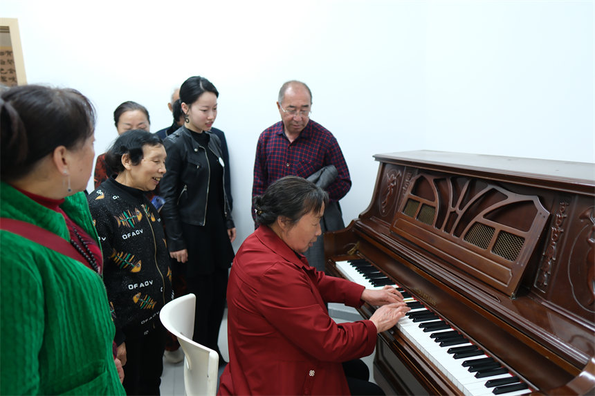 南岸區(qū)老年大學(xué)銅元局街道分校，器樂(lè)班老人學(xué)習(xí)演奏。郭旭攝