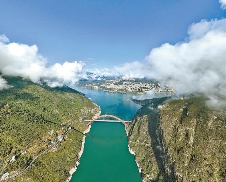 圖片報(bào)道|雨過(guò)天晴后的巫峽云霧繚繞
