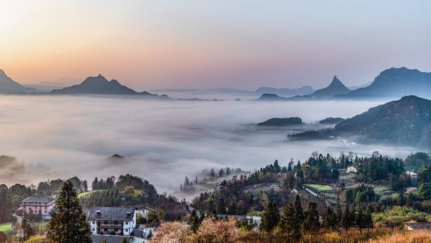南川區(qū)三泉鎮(zhèn)馬嘴村云霧繚繞似仙境。瞿明斌攝