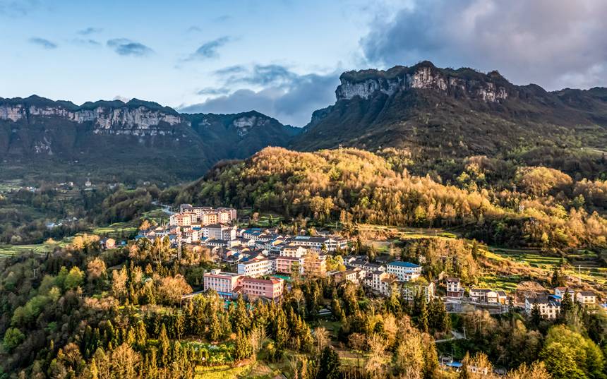 南川區(qū)德隆鎮(zhèn)集鎮(zhèn)街道璀璨如畫。瞿明斌攝