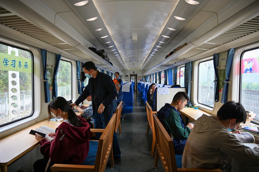 搭乘火車的旅客正在閱讀。鐘潔攝